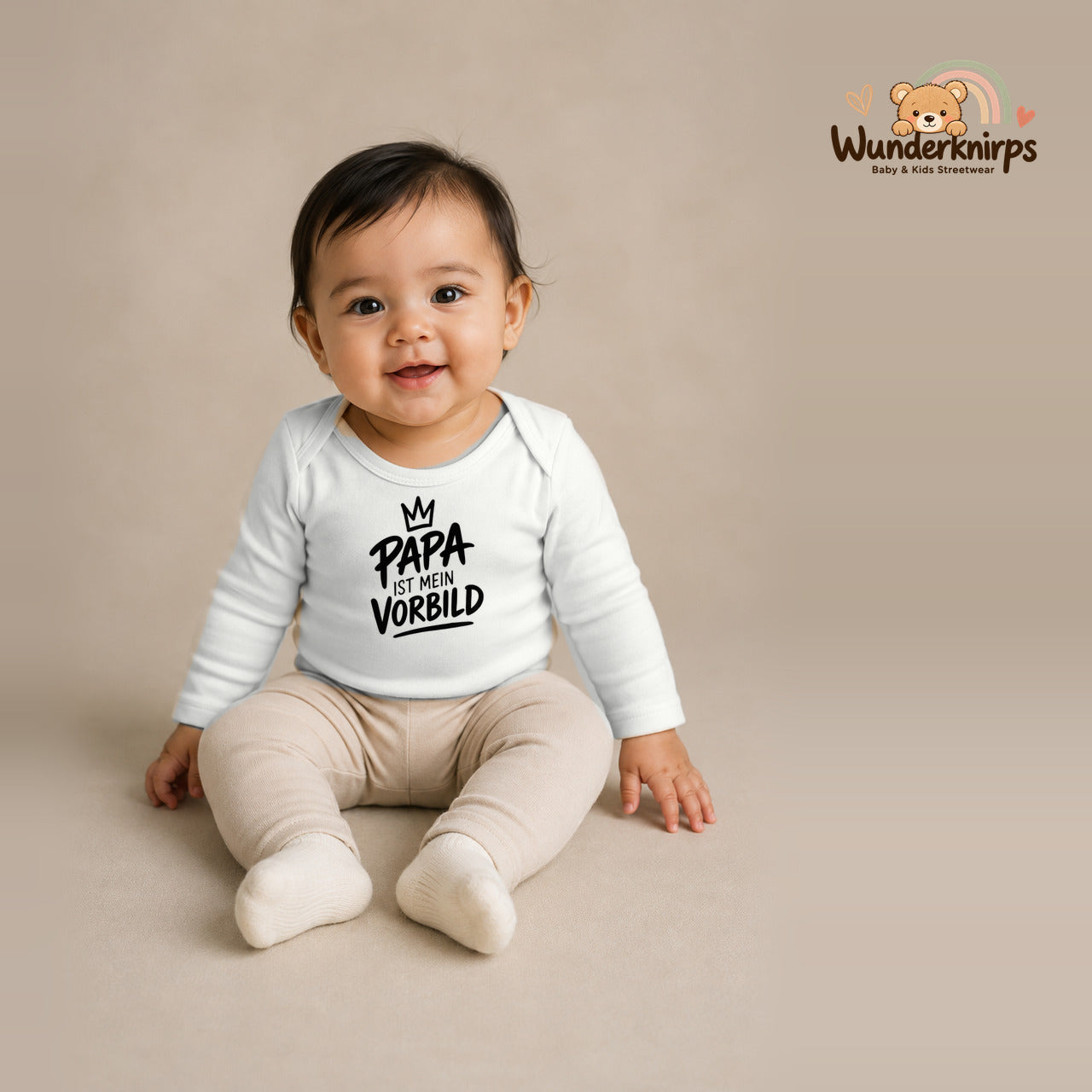 Babybody für Mädchen in Weiß mit Motiv „Papa ist mein Vorbild“, getragen von einem Kind – Wunderknirps.