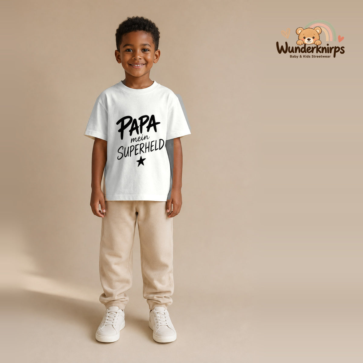 T-Shirt für Jungen in Weiß mit Motiv „Papa mein Superheld“, getragen von einem Kind – Wunderknirps.