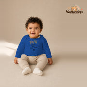Babybody für Jungen in Blau mit Motiv „Papa Stärke“, getragen von einem Kind – Wunderknirps.