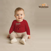 Babybody für Jungen in Rot mit Motiv „Papa Stärke“, getragen von einem Kind – Wunderknirps.