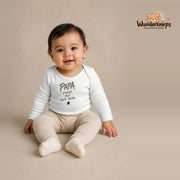 Babybody für Mädchen in Weiß mit Motiv „Papa Stärke“, getragen von einem Kind – Wunderknirps.