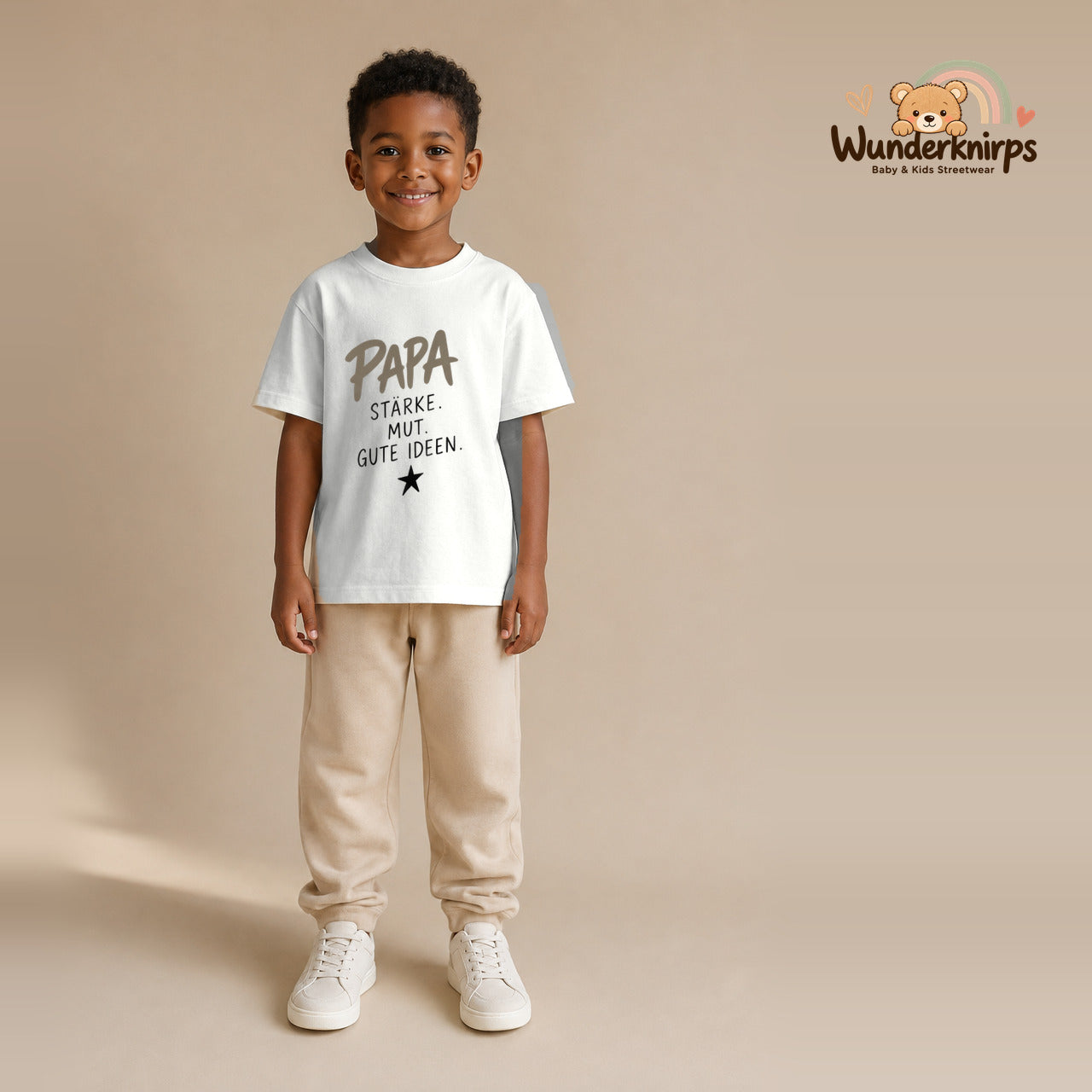 T-Shirt für Jungen in Weiß mit Motiv „Papa Stärke“, getragen von einem Kind – Wunderknirps.