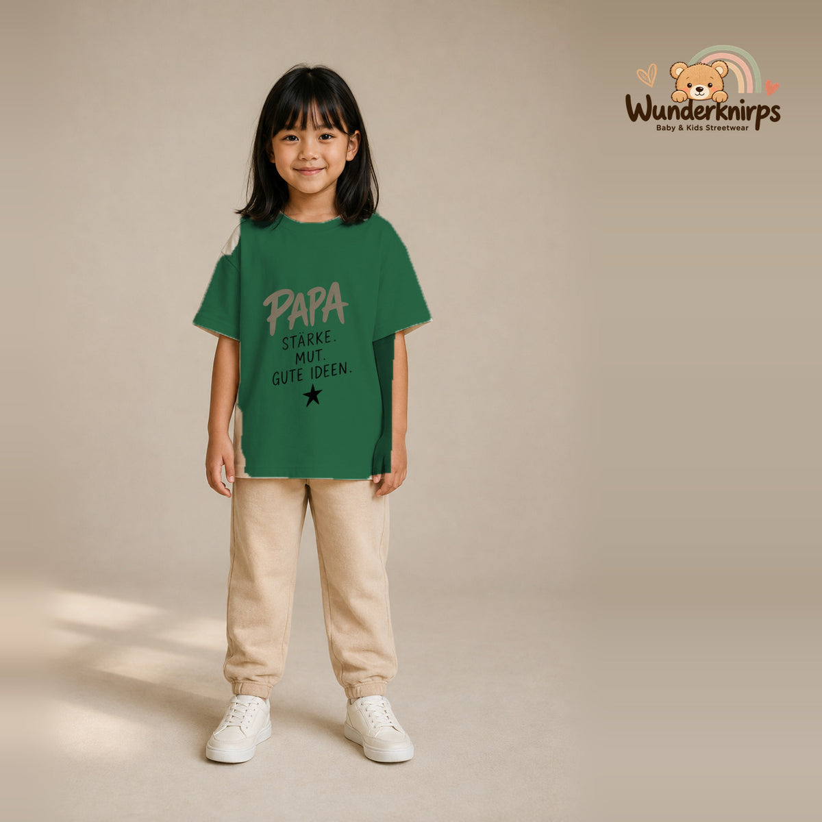 T-Shirt für Mädchen in Grün mit Motiv „Papa Stärke“, getragen von einem Kind – Wunderknirps.