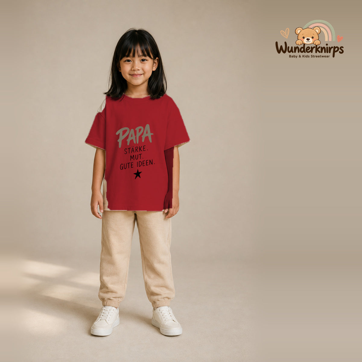 T-Shirt für Mädchen in Rot mit Motiv „Papa Stärke“, getragen von einem Kind – Wunderknirps.