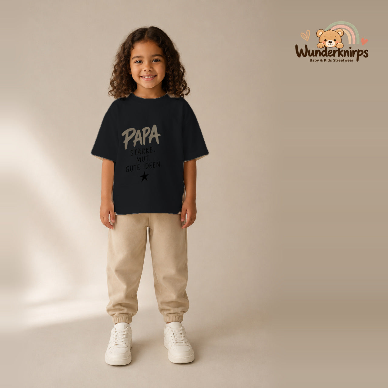 T-Shirt für Mädchen in Schwarz mit Motiv „Papa Stärke“, getragen von einem Kind – Wunderknirps.