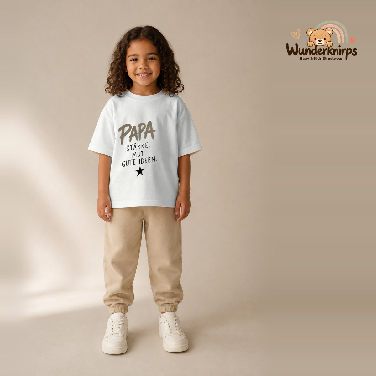 T-Shirt für Mädchen in Weiß mit Motiv „Papa Stärke“, getragen von einem Kind – Wunderknirps.