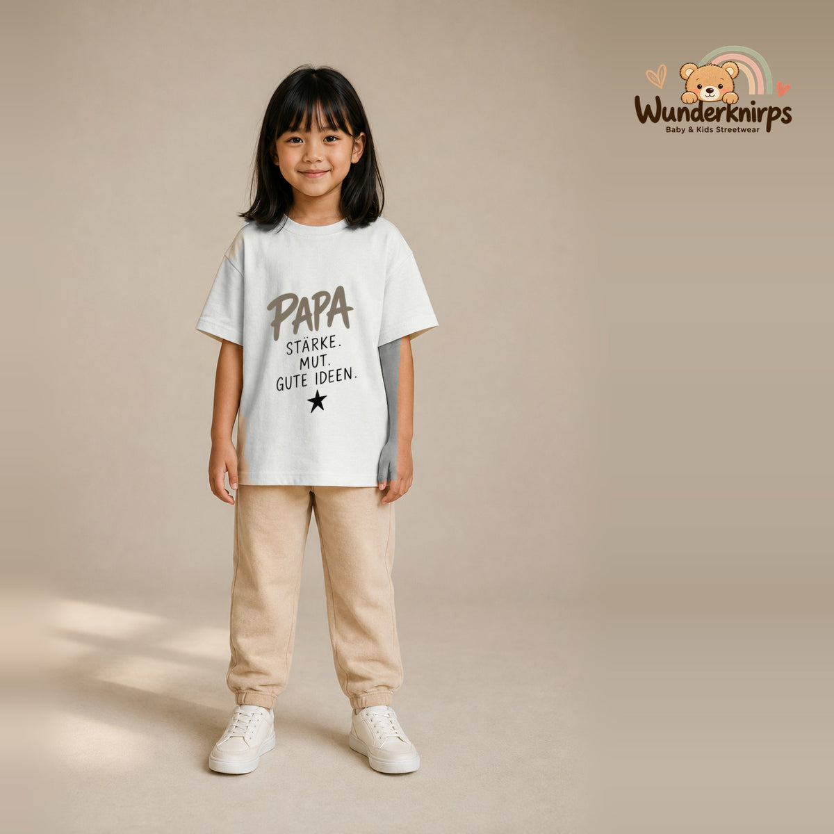 T-Shirt für Mädchen in Weiß mit Motiv „Papa Stärke“, getragen von einem Kind – Wunderknirps.