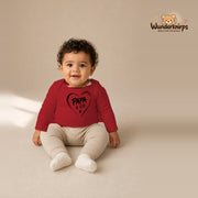 Babybody für Jungen in Rot mit Motiv „Papa und ich“, getragen von einem Kind – Wunderknirps.
