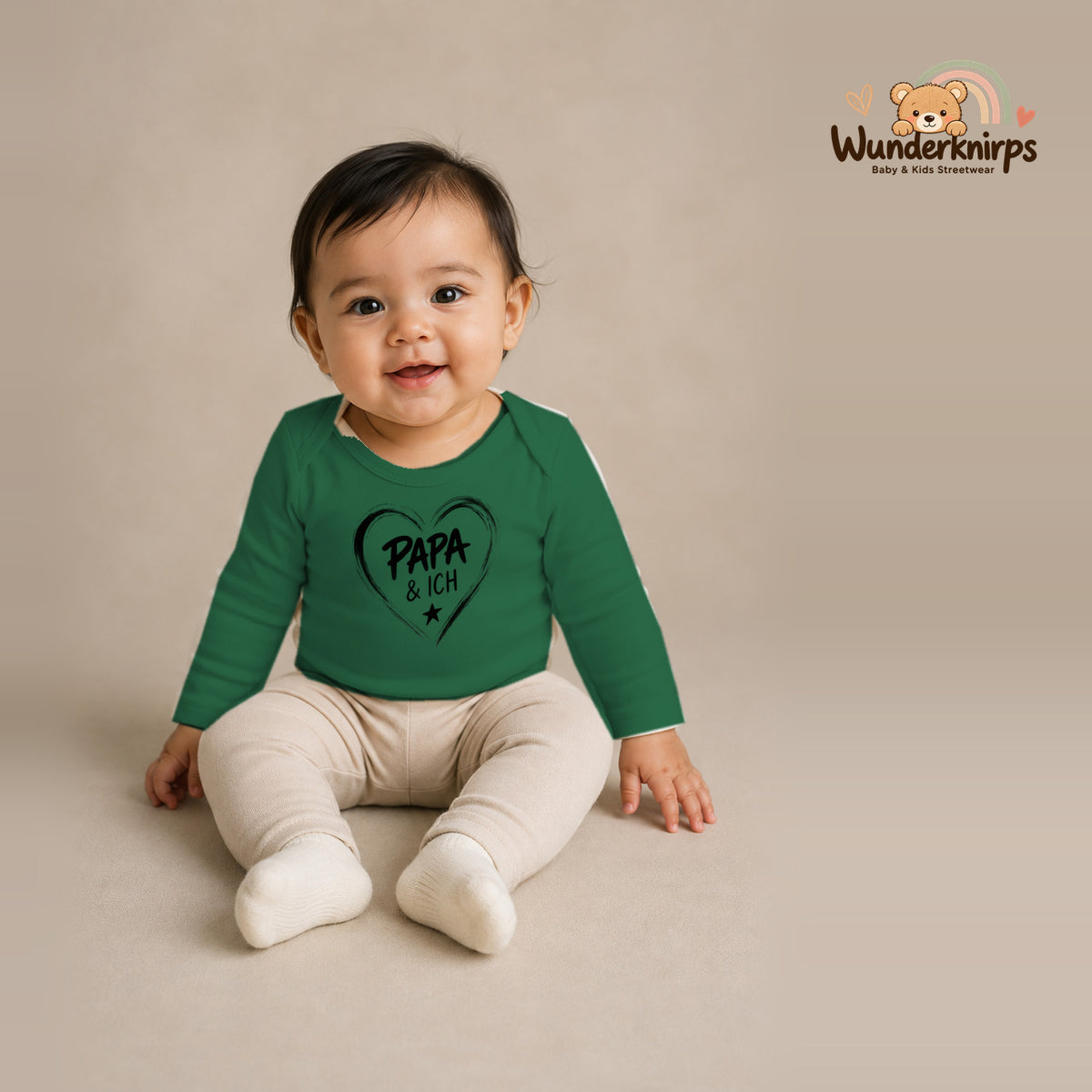 Babybody für Mädchen in Grün mit Motiv „Papa und ich“, getragen von einem Kind – Wunderknirps.
