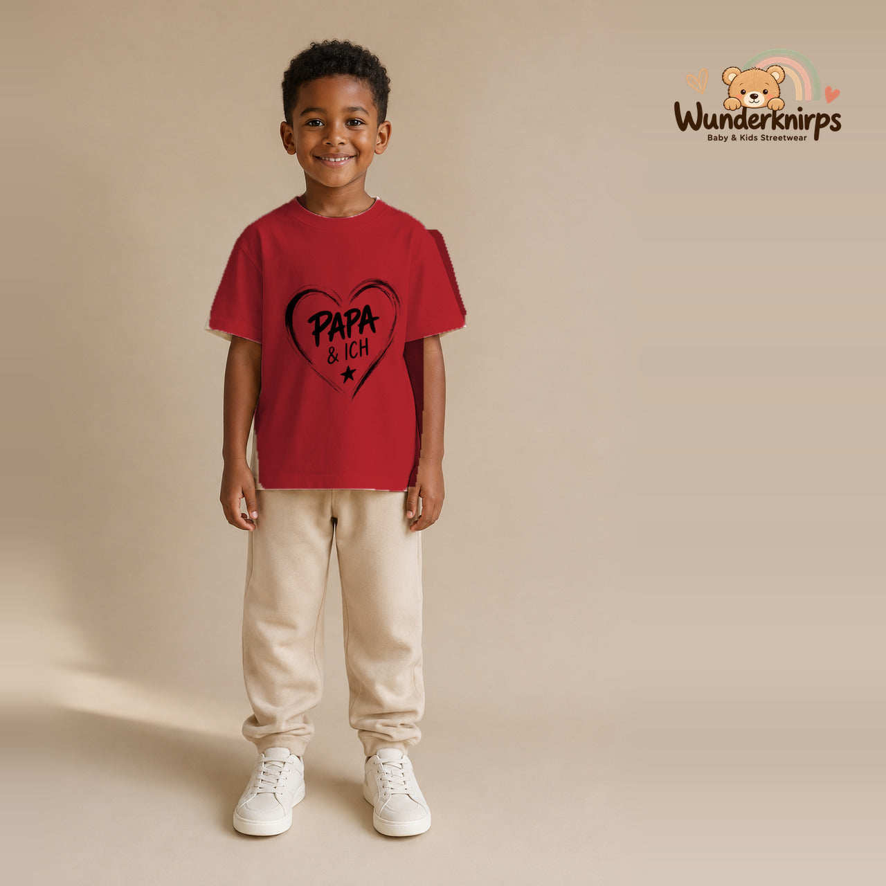 T-Shirt für Jungen in Rot mit Motiv „Papa und ich“, getragen von einem Kind – Wunderknirps.