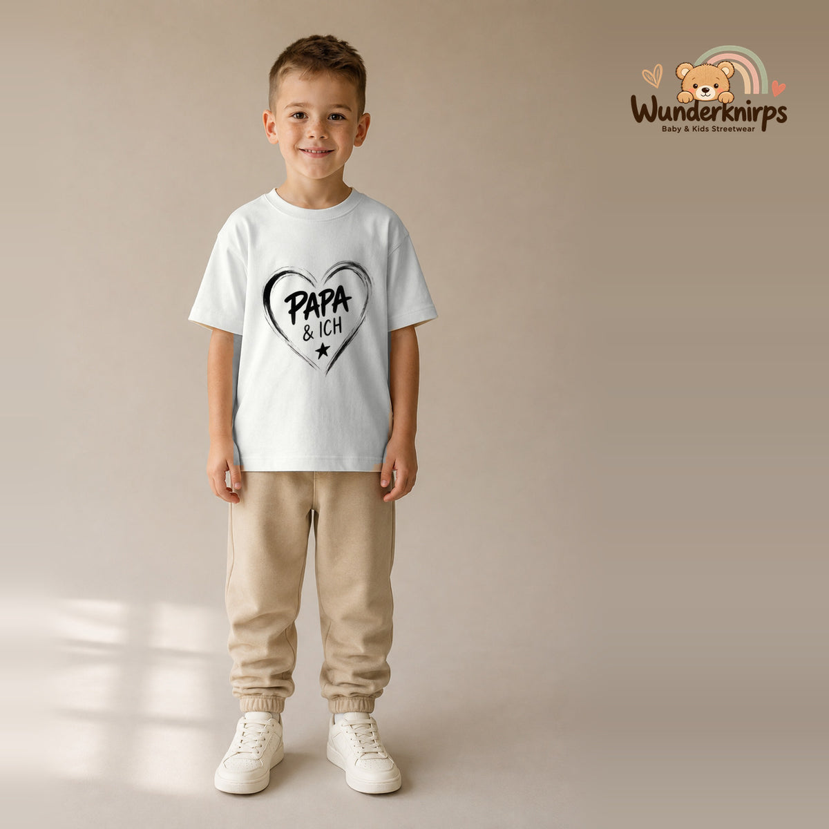 T-Shirt für Jungen in Weiß mit Motiv „Papa und ich“, getragen von einem Kind – Wunderknirps.