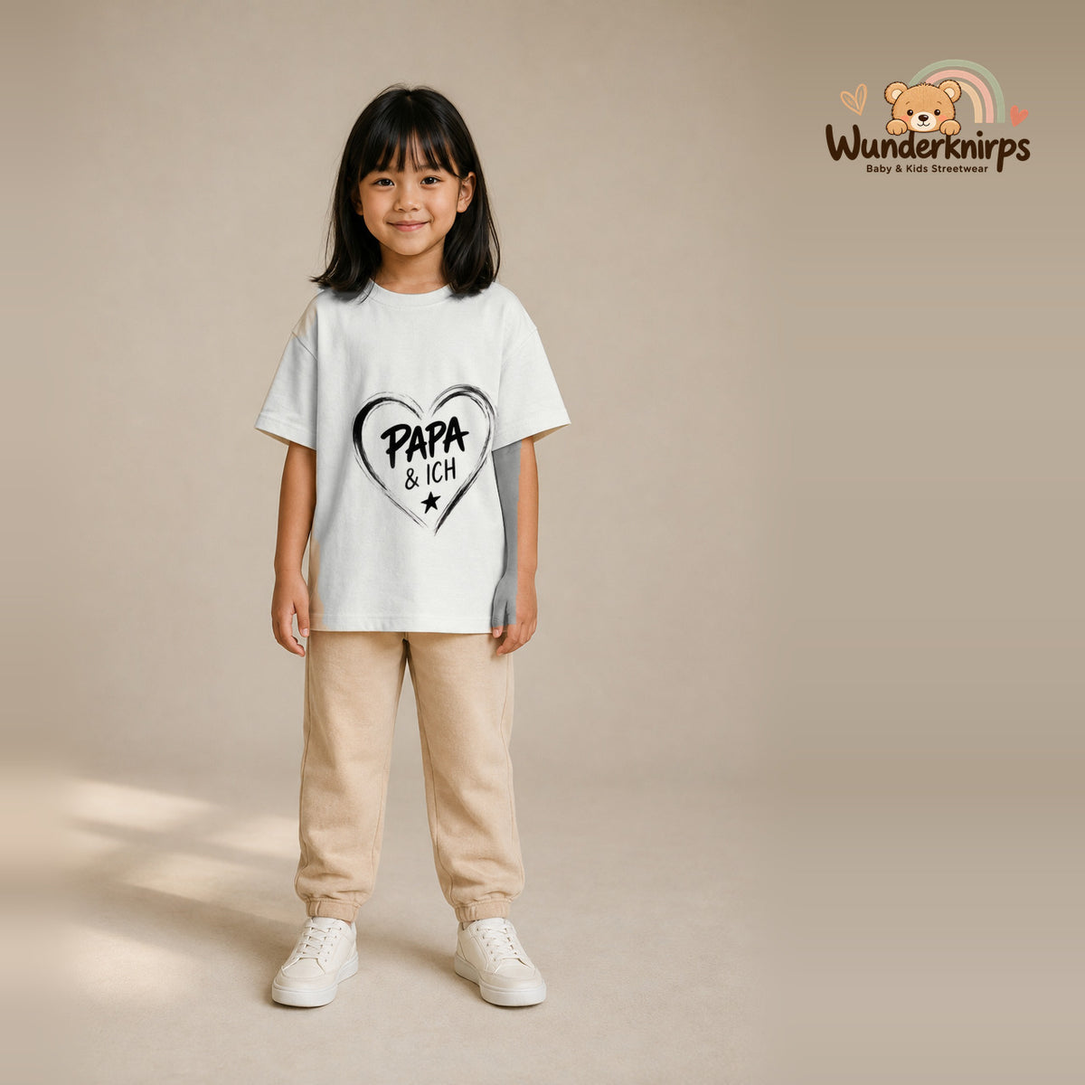 T-Shirt für Mädchen in Weiß mit Motiv „Papa und ich“, getragen von einem Kind – Wunderknirps.