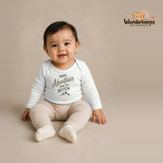 Babybody für Mädchen in Weiß mit Motiv „Papas Abenteuer“, getragen von einem Kind – Wunderknirps.