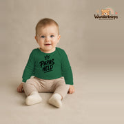 Babybody für Jungen in Grün mit Motiv „Papas Held“, getragen von einem Kind – Wunderknirps.