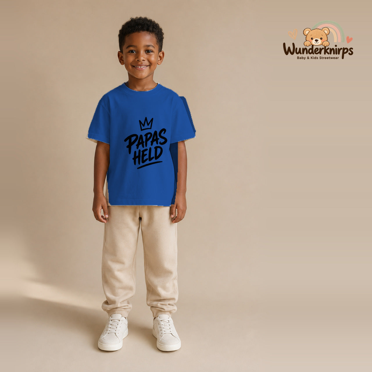 T-Shirt für Jungen in Blau mit Motiv „Papas Held“, getragen von einem Kind – Wunderknirps.
