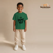T-Shirt für Jungen in Grün mit Motiv „Papas Held“, getragen von einem Kind – Wunderknirps.