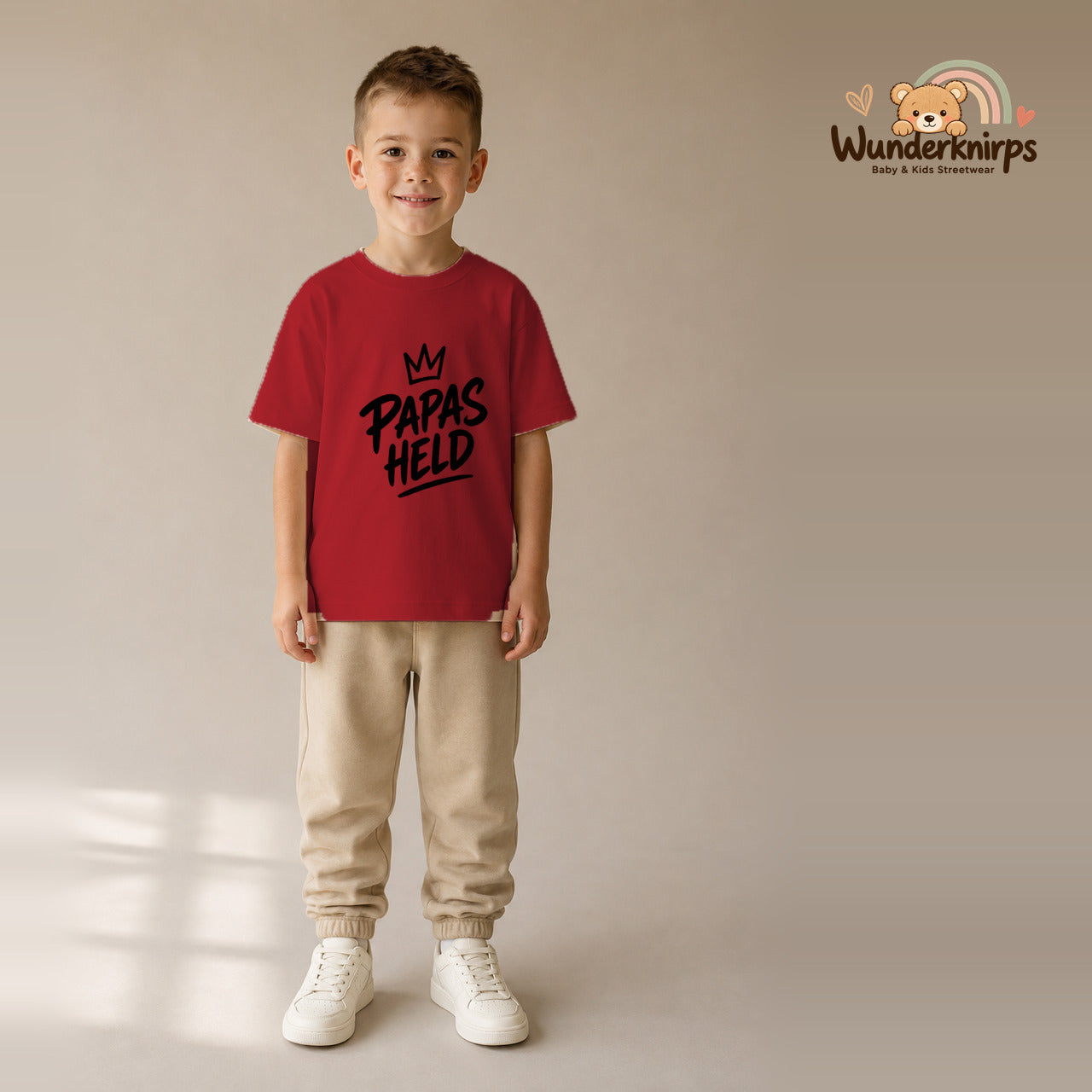 T-Shirt für Jungen in Rot mit Motiv „Papas Held“, getragen von einem Kind – Wunderknirps.
