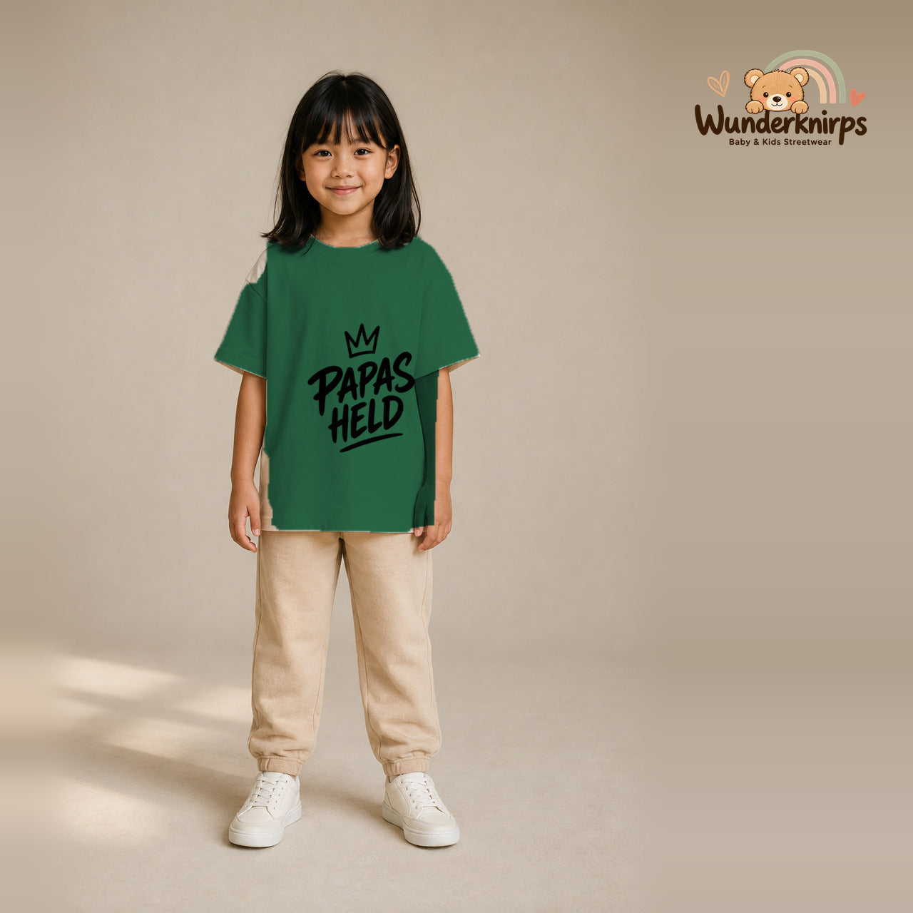 T-Shirt für Mädchen in Grün mit Motiv „Papas Held“, getragen von einem Kind – Wunderknirps.