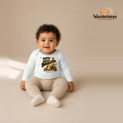 Babybody für Jungen in Weiß mit Motiv „Papas kleiner Bauleiter“, getragen von einem Kind – Wunderknirps.