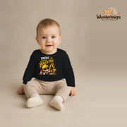 Babybody für Jungen in Schwarz mit Motiv „Papas kleiner Bauleiter“, getragen von einem Kind – Wunderknirps.