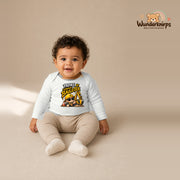 Babybody für Jungen in Weiß mit Motiv „Papas kleiner Bauleiter“, getragen von einem Kind – Wunderknirps.