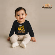 Babybody für Mädchen in Schwarz mit Motiv „Papas kleiner Bauleiter“, getragen von einem Kind – Wunderknirps.