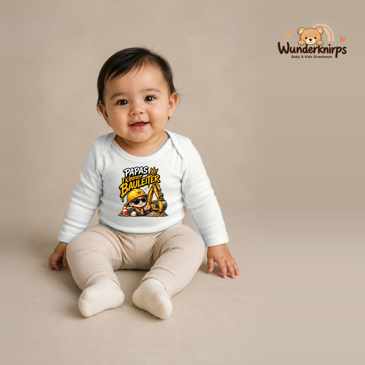 Babybody für Mädchen in Weiß mit Motiv „Papas kleiner Bauleiter“, getragen von einem Kind – Wunderknirps.