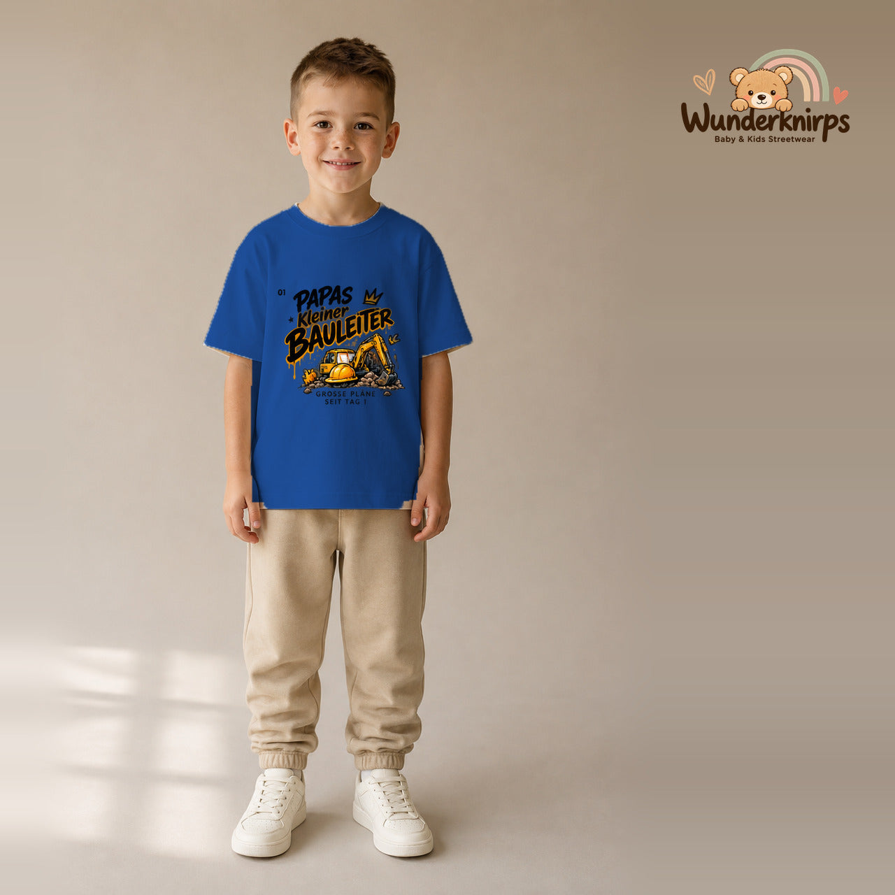 T-Shirt für Jungen in Blau mit Motiv „Papas kleiner Bauleiter“, getragen von einem Kind – Wunderknirps.