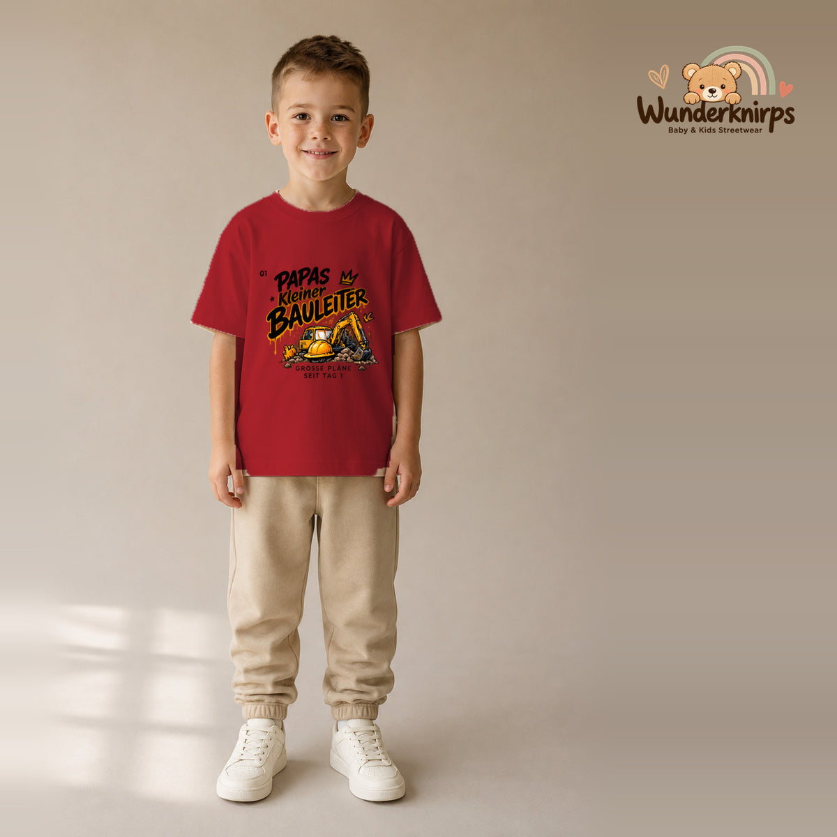T-Shirt für Jungen in Rot mit Motiv „Papas kleiner Bauleiter“, getragen von einem Kind – Wunderknirps.
