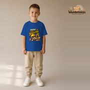 T-Shirt für Jungen in Blau mit Motiv „Papas kleiner Bauleiter“, getragen von einem Kind – Wunderknirps.