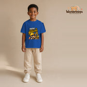 T-Shirt für Jungen in Blau mit Motiv „Papas kleiner Bauleiter“, getragen von einem Kind – Wunderknirps.