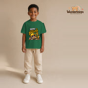 T-Shirt für Jungen in Grün mit Motiv „Papas kleiner Bauleiter“, getragen von einem Kind – Wunderknirps.