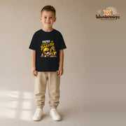 T-Shirt für Jungen in Schwarz mit Motiv „Papas kleiner Bauleiter“, getragen von einem Kind – Wunderknirps.