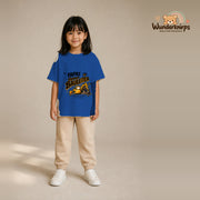 T-Shirt für Mädchen in Blau mit Motiv „Papas kleiner Bauleiter“, getragen von einem Kind – Wunderknirps.