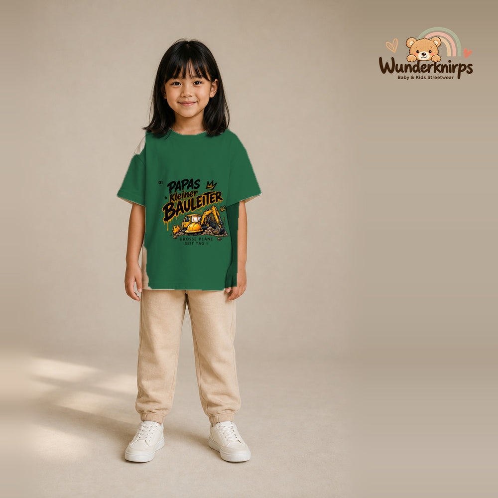 T-Shirt für Mädchen in Grün mit Motiv „Papas kleiner Bauleiter“, getragen von einem Kind – Wunderknirps.