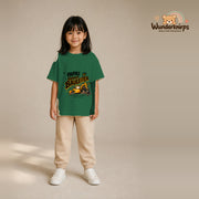 T-Shirt für Mädchen in Grün mit Motiv „Papas kleiner Bauleiter“, getragen von einem Kind – Wunderknirps.
