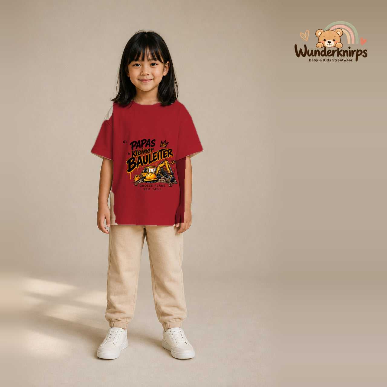 T-Shirt für Mädchen in Rot mit Motiv „Papas kleiner Bauleiter“, getragen von einem Kind – Wunderknirps.