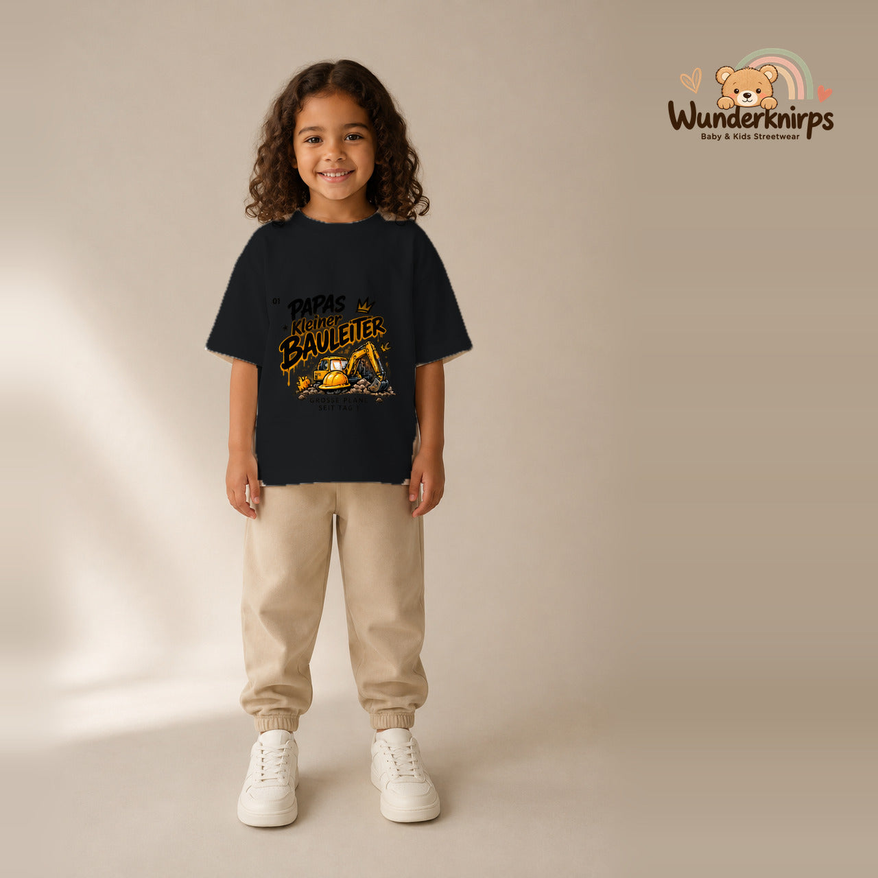 T-Shirt für Mädchen in Schwarz mit Motiv „Papas kleiner Bauleiter“, getragen von einem Kind – Wunderknirps.