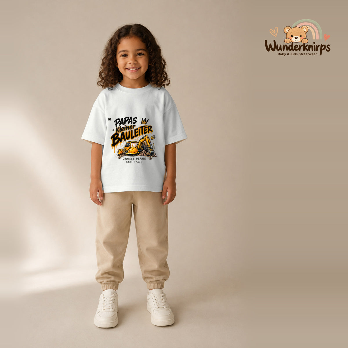 T-Shirt für Mädchen in Weiß mit Motiv „Papas kleiner Bauleiter“, getragen von einem Kind – Wunderknirps.