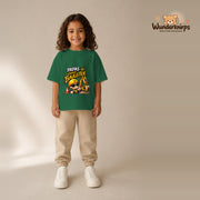 T-Shirt für Mädchen in Grün mit Motiv „Papas kleiner Bauleiter“, getragen von einem Kind – Wunderknirps.