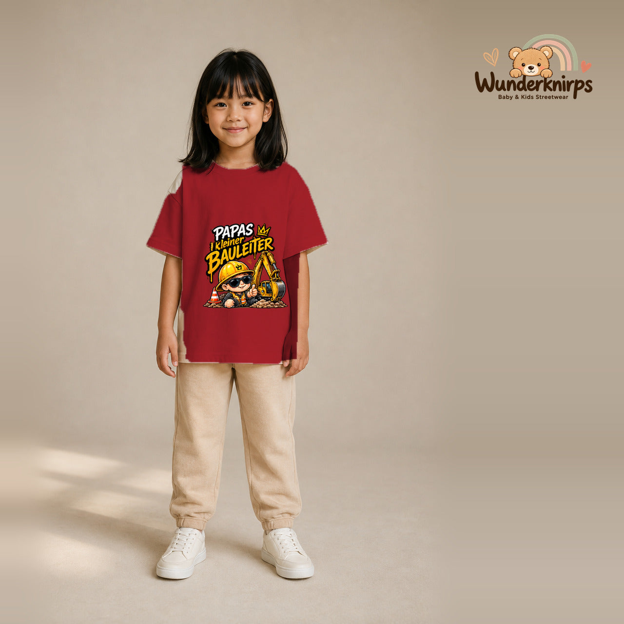 T-Shirt für Mädchen in Rot mit Motiv „Papas kleiner Bauleiter“, getragen von einem Kind – Wunderknirps.