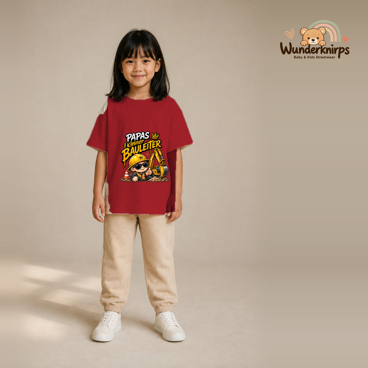 T-Shirt für Mädchen in Rot mit Motiv „Papas kleiner Bauleiter“, getragen von einem Kind – Wunderknirps.