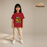 T-Shirt für Mädchen in Rot mit Motiv „Papas kleiner Bauleiter“, getragen von einem Kind – Wunderknirps.
