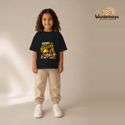 T-Shirt für Mädchen in Schwarz mit Motiv „Papas kleiner Bauleiter“, getragen von einem Kind – Wunderknirps.