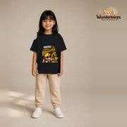 T-Shirt für Mädchen in Schwarz mit Motiv „Papas kleiner Bauleiter“, getragen von einem Kind – Wunderknirps.