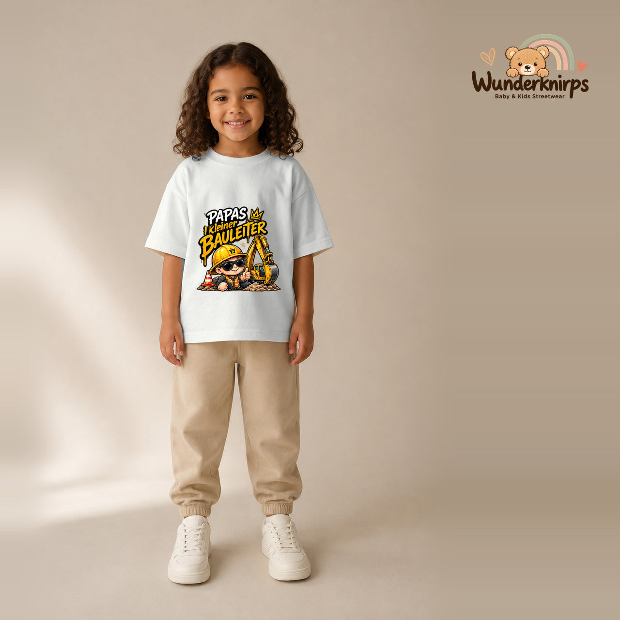 T-Shirt für Mädchen in Weiß mit Motiv „Papas kleiner Bauleiter“, getragen von einem Kind – Wunderknirps.