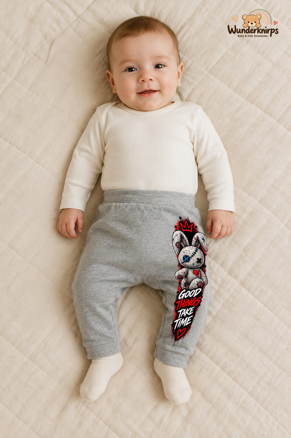 Good things take time: Hase für kleine Entdecker – Babyhose für Jungen: Grau meliert mit Hase-Druck am Hosenbein – Wunderknirps.