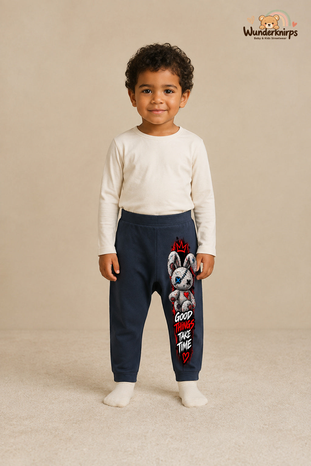 Good things take time: Hase für kleine Entdecker – Babyhose für Jungen: Navy mit Hase-Druck am Hosenbein – Wunderknirps.