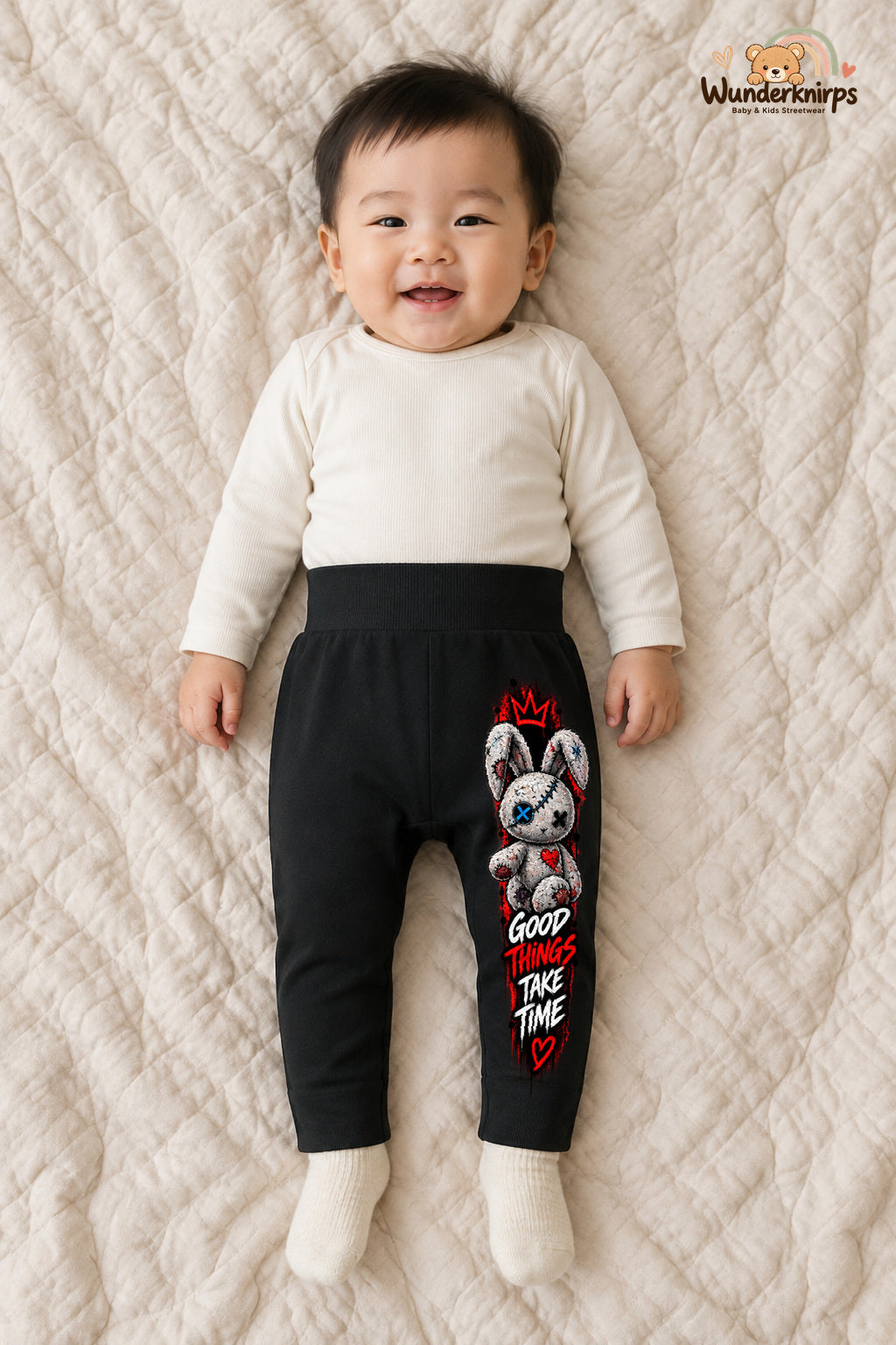 Good things take time: Hase für kleine Entdecker – Babyhose für Jungen: Schwarz mit Hase-Druck am Hosenbein – Wunderknirps.