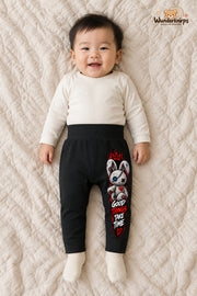 Good things take time: Hase für kleine Entdecker – Babyhose für Jungen: Schwarz mit Hase-Druck am Hosenbein – Wunderknirps.